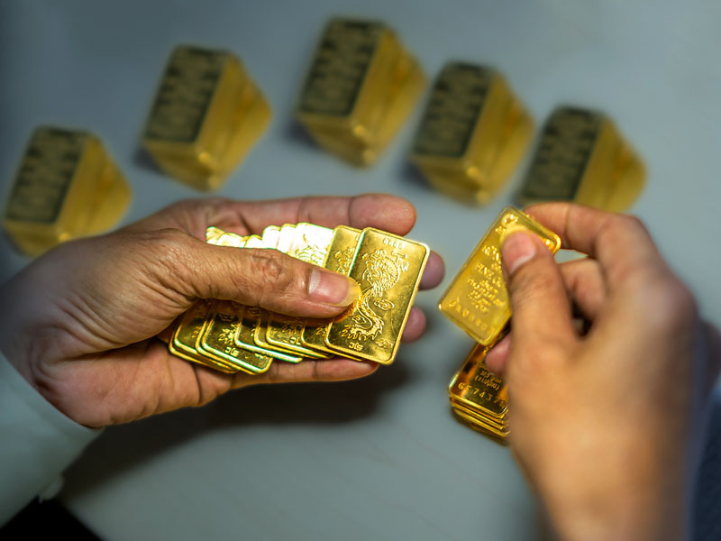 Có 30 triệu nên gửi tiết kiệm hay mua vàng?