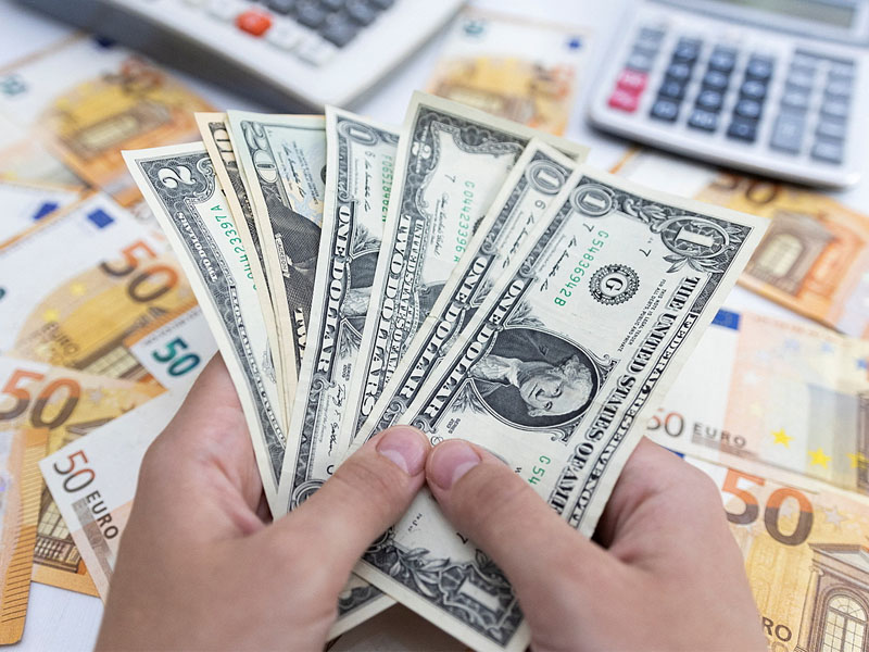 Nên đầu tư vào vàng hay USD là tốt nhất?
