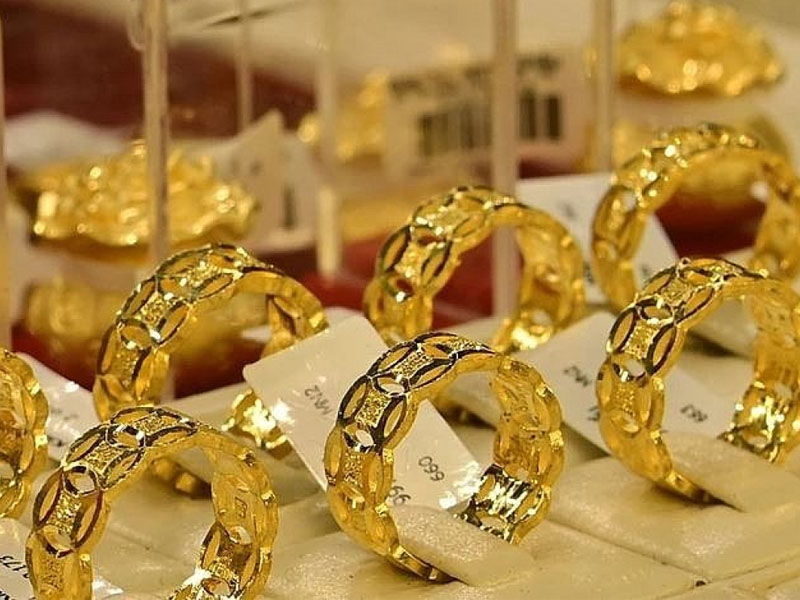 Có nhiều người bán vàng miếng để mua vào vàng nhẫn.